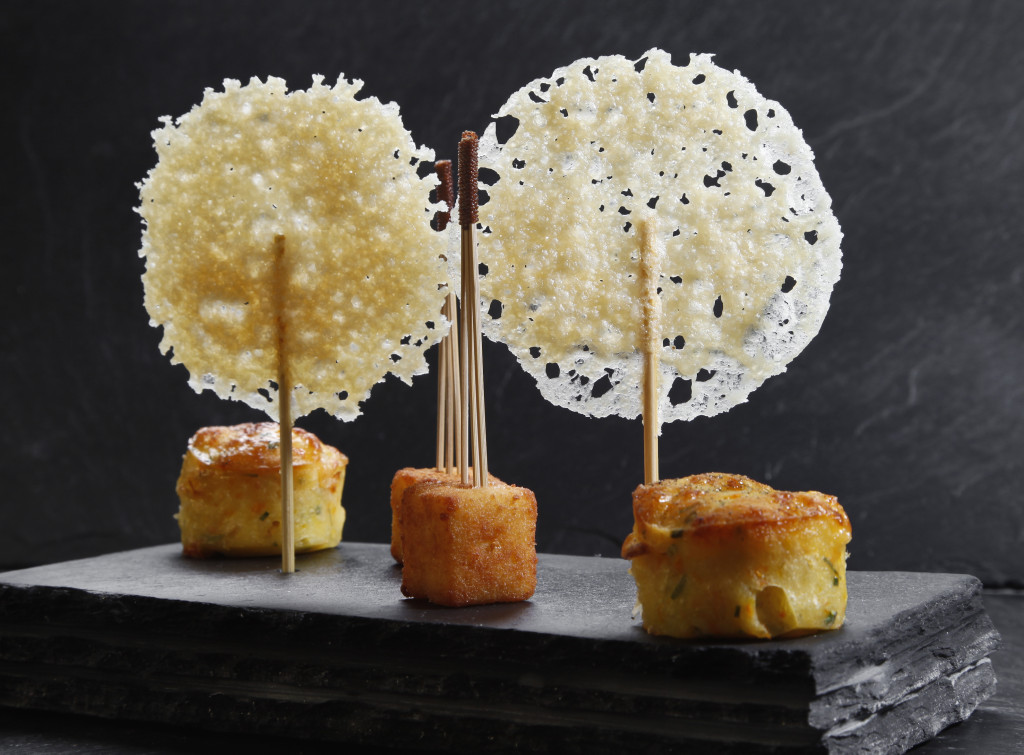 Michelin-Sucette_de_parmesan_et_cube_de_polenta_Vertigo_Geneva_Michelin_Star_Restaurant