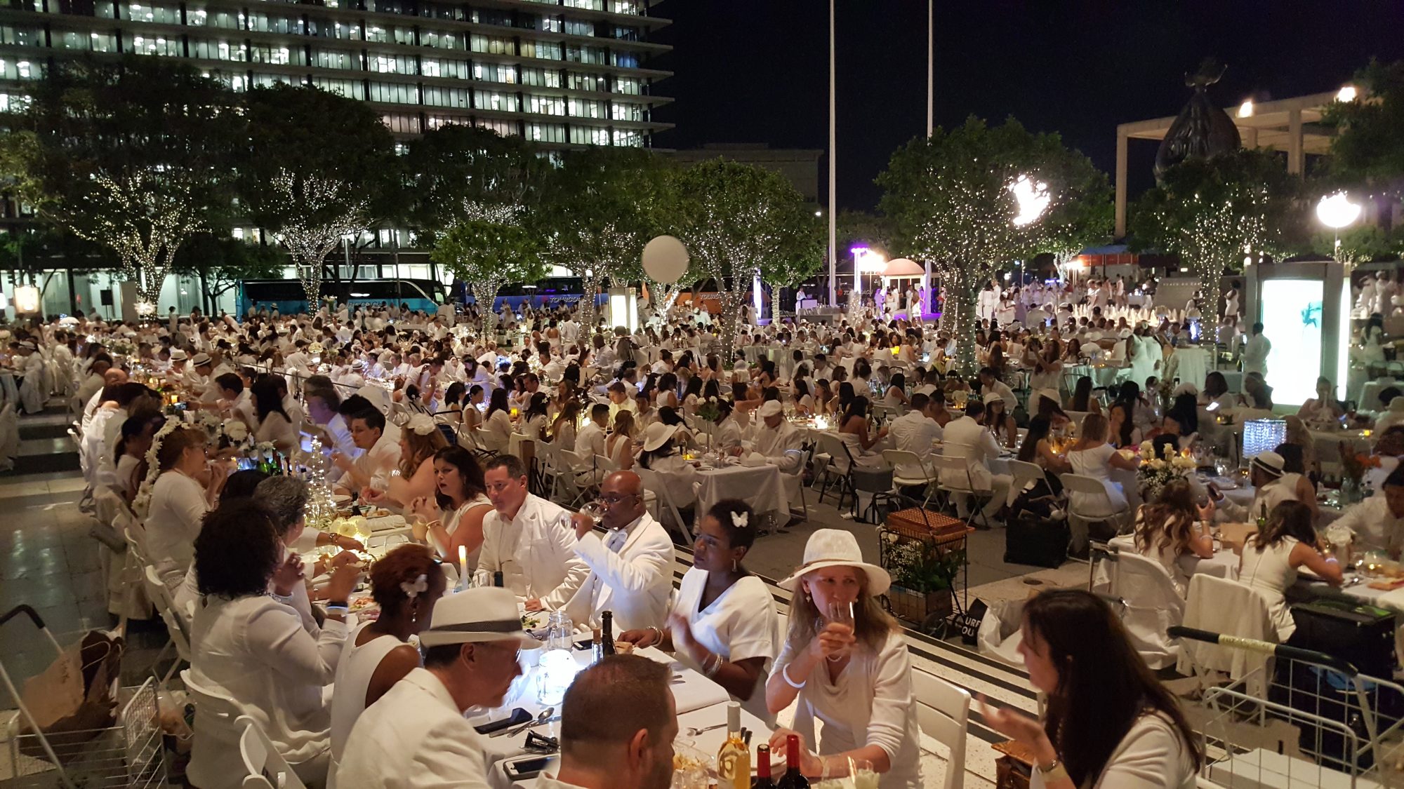 Le Diner En Blanc Returns To Downtown Los Angeles