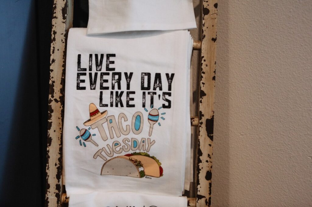 funny t shirt with slogan saying live everyday like it s taco tuesday t20 kR60Q2